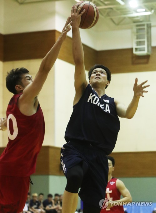 South Korean men's national basketball team guard Kim Sun-hyung (R) takes a layup in a practice game against the domestic league club KT Sonicboom in Suwon, 45 kilometers south of Seoul, on Aug. 8, 2018. (Yonhap)