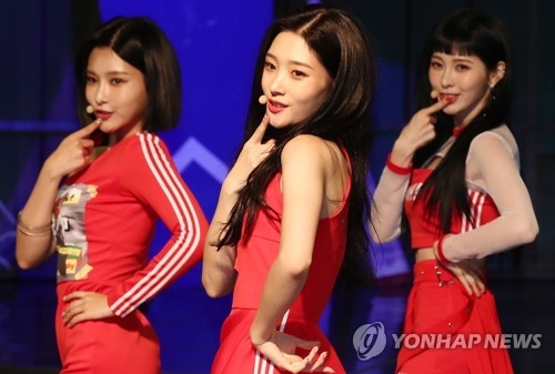 Members of K-pop girl band DIA perform "Woo Woo," the main track of their new record "Summer Ade," during a media showcase for the album in Seoul on Aug. 9, 2018. (Yonhap) 