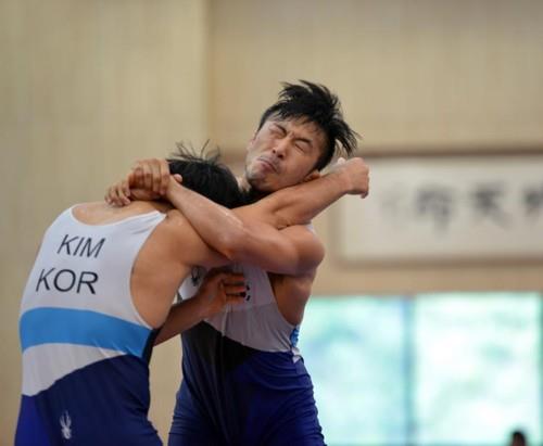 This file photo taken on Aug. 9, 2018, shows South Korean wrestler Ryu Han-su (R) sparring at the National Training Center in Jincheon, North Chungcheong Province, for the 18th Asian Games in Indonesia. (Yonhap)