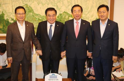 National Assembly Speaker Moon Hee-sang (2nd from L) and the floor leaders of ruling and opposition parties pose for photos on Aug. 13, 2018. (Yonhap)