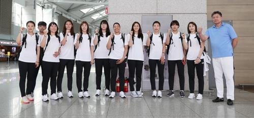 Members of the unified Korean women's basketball team for the Asian Games pose for photos at Incheon International Airport before departing for Jakarta on Aug. 13, 2018. (Yonhap)