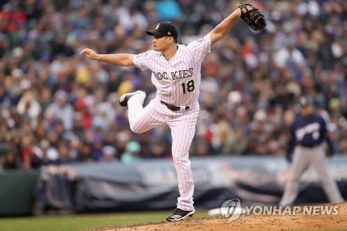 In this Getty Images file photo from Oct. 7, 2018, Oh Seung-hwan of the Colorado Rockies throws a pitch against the Milwaukee Brewers in the top of the eighth inning of Game 3 of the National League Division Series at Coors Field in Denver. (Yonhap)