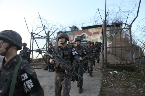 South Korean troops leave a front-line guard post under an inter-Korean deal to remove such posts inside the Demilitarized Zone (DMZ) in this undated photo provided by the Ministry of National Defense. (Yonhap)