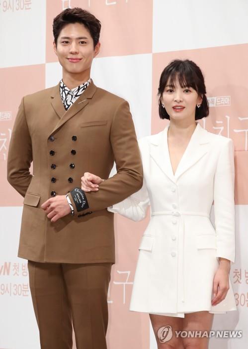 Park Bo-gum (L) and Song Hye-kyo (R) pose for photos during a press event for tvN's upcoming television series, "Encounter," in Seoul on Nov. 21, 2018. (Yonhap) 