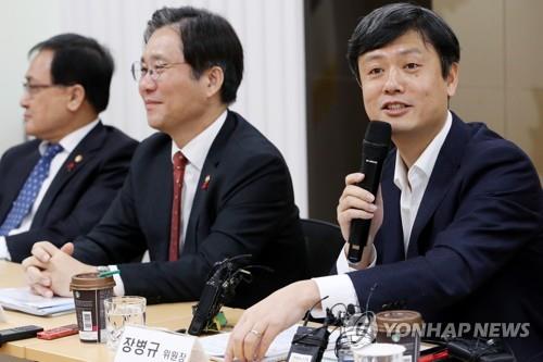 Chang Byung-gyu, head of a presidential committee on the fourth industrial revolution, talks to reporters on Dec. 10, 2018. (Yonhap) 
