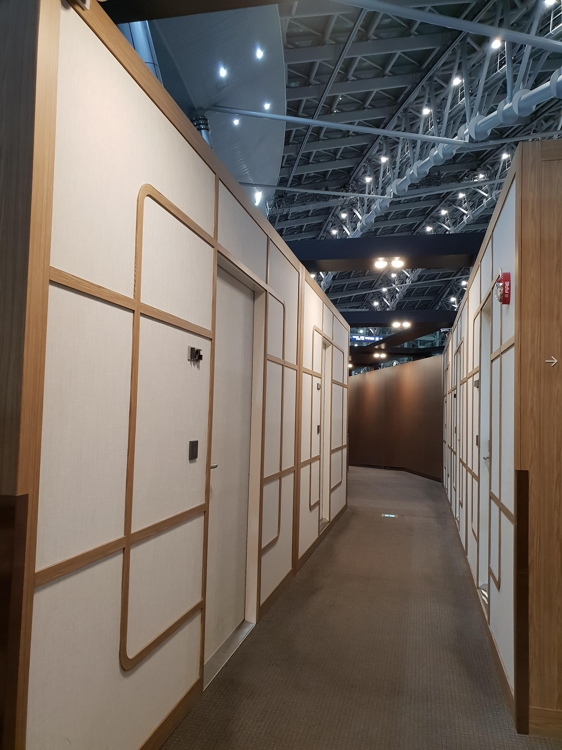 The design of the Darakhyu capsule hotel at Incheon International Airport was inspired by elements of the traditional Korean house hanok. (Yonhap)
