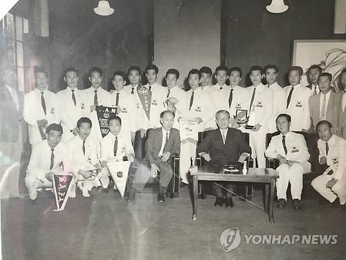 This photo provided by Park Kyung-hwa shows the South Korea national football team taking a photo with then Prime Minister Chang Myon after winning the 1960 Asian Football Confederation (AFC) Asian Cup in Seoul. (Yonhap) 