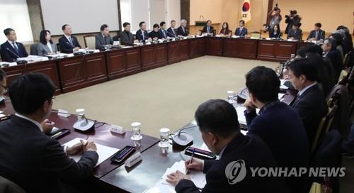 The first meeting of the Special Committee on Tackling Fine Dust is under way at the Seoul Government Complex on Feb. 15, 2019. (Yonhap)