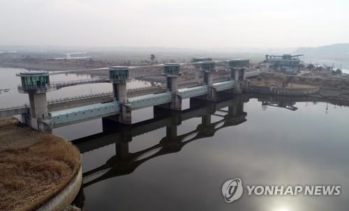 This undated file photo shows the Juksan Weir on the Yeongsan River, southwestern South Korea, which faces dismantling under a recommendation from a joint government-private committee. (Yonhap)