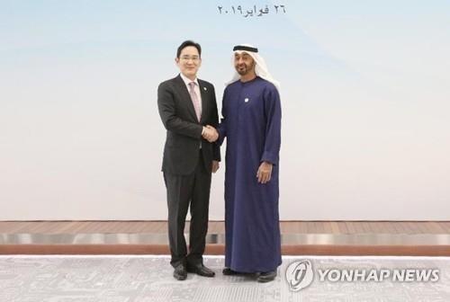 Samsung Electronics Vice Chairman Lee Jae-yong (L), the de facto leader of South Korea's top conglomerate, Samsung Group, shakes hands with Crown Prince of Abu Dhabi Mohammed bin Zayed Al-Nahyan at Samsung's chipmaking plant in Hwaseong, South Korea, on Feb. 26, 2019. (Yonhap)