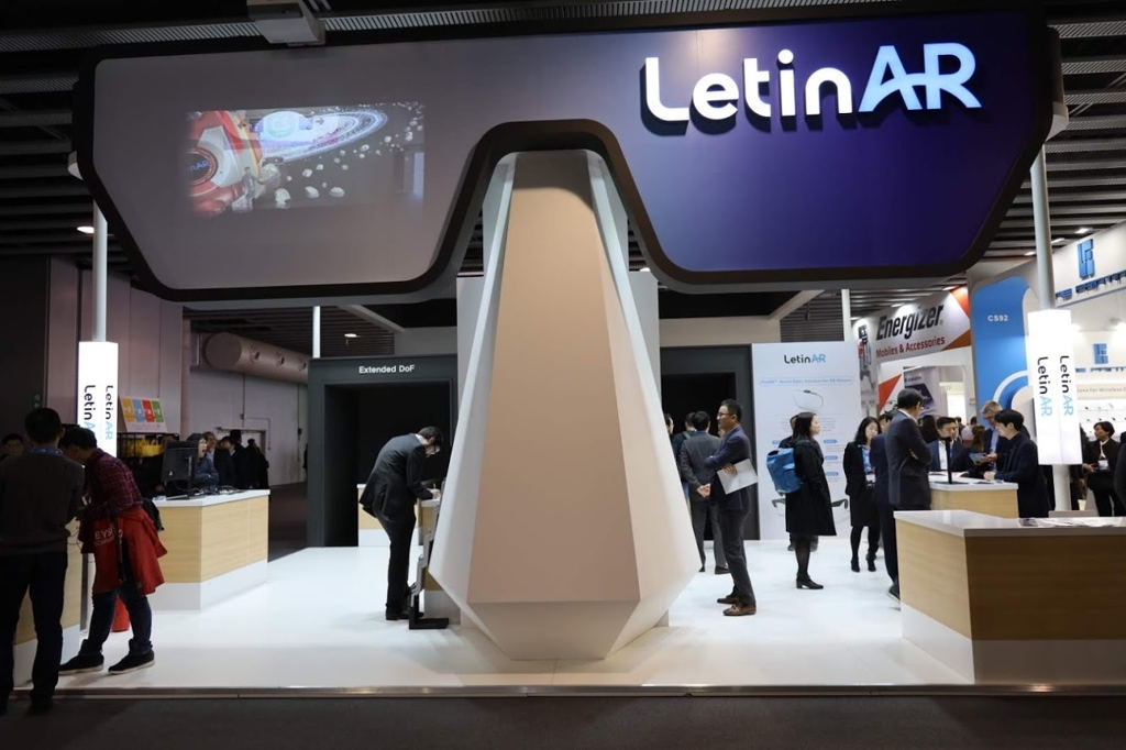 LetinAR showcases its optic solution for AR glasses during MWC Barcelona, the world's largest mobile show held in Spain from Feb. 25-28, 2019, in this photo provided by the company. (Yonhap)