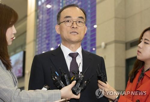 Top prosecutor cuts short overseas trip amid stir over reform bills