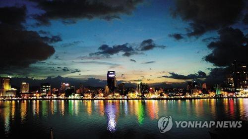 (LEAD) More than 1 mln S. Korean tourists visit Vietnam in Q1