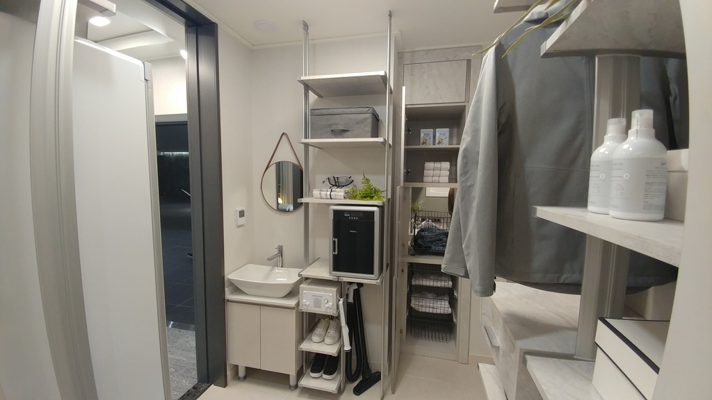 This photo, provided by Hyundai Engineering & Construction Co., shows H-Entrance, a small area next to the front door equipped with a portable dust collector and a clothes refresher, at its new apartments in Seoul. (PHOTO NOT FOR SALE) (Yonhap)