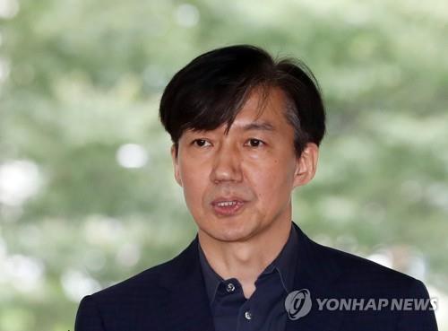 Cho Kuk, a former senior presidential secretary on civil affairs who has been nominated by President Moon Jae-in as justice minister, speaks to reporters after arriving at a temporary office in Seoul on Sept. 1 2019. (Yonhap)