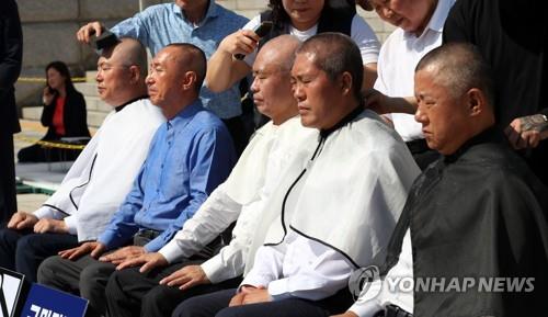 Five lawmakers of the main opposition Liberty Korea Party have their heads shaved at the National Assembly in Seoul on Sept. 19, 2019, in protest of President Moon Jae-in's appointment of Cho Kuk as the justice minister. (Yonhap)