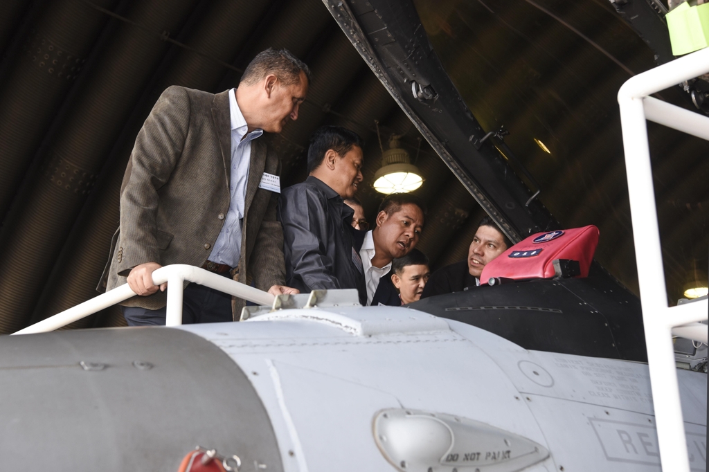 Military attaches stationed at foreign diplomatic missions in South Korea visit the Air Force's 20th Fighter Wing base in Seosan, South Chungcheong Province, and look at a KF-16 jet on Sept. 23, 2019, during a tour organized by the defense ministry, in this photo provided by the Air Force. (PHOTO NOT FOR SALE) (Yonhap) 