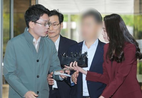 A senior superintendent of the Seoul Metropolitan Police Agency, identified only as Yoon, arrives at the Seoul Central District Court on Oct. 10, 2019, to attend his arrest warrant hearing. (Yonhap)