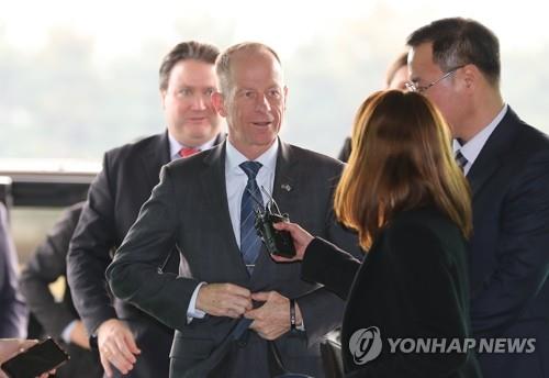 David Stilwell, U.S. assistant secretary of state for East Asian and Pacific affairs, arrives at the defense ministry's building in Seoul on Nov. 6, 2019, for talks with Deputy Defense Minister Chung Suk-hwan. (Yonhap)