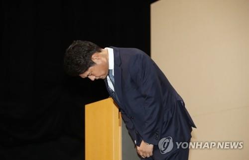 Heo Min-heoi, CEO of CJ ENM, apologizes over vote fixing involving audition show "Produce 101" in a press conference on Dec 30, 2019. (Yonhap)