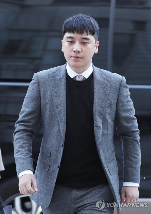 Seungri, a former member of popular boy band BIGBANG, arrives at a court in Seoul on Jan. 13, 2020, to attend a hearing on the legality of his arrest over allegations of gambling in a hotel casino in Las Vegas and arranging sex services for investors. (Yonhap)