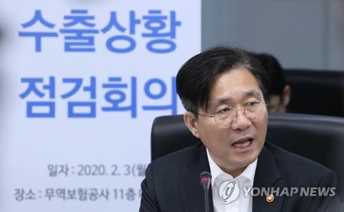 Industry, Trade and Energy Minister Sung Yun-mo speaks during a meeting with trade-related bodies on the impact of the new coronavirus on exports in Seoul on Feb. 3, 2020. (Yonhap)