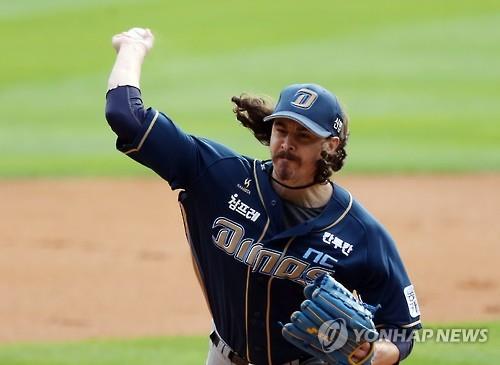 In this file photo from Oct. 29, 2016, Zach Stewart of the NC Dinos pitches in Game 1 of the Korean Series against the Doosan Bears at Jamsil Stadium in Seoul. (Yonhap)