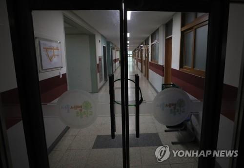 An entrance door is locked at Semyung Elementary School in southern Seoul on March 2, 2020. The school had originally planned to resume the spring semester on the day but postponed its start in accordance with the government's efforts to curb the coronavirus outbreak. (Yonhap)