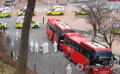 Work to transport patients with minor COVID-19 symptoms to a makeshift treatment center is under way in Daegu on March 3, 2020, as beds at hospitals in the novel coronavirus-hit city are occupied amid the sharp increase of patients. (Yonhap)