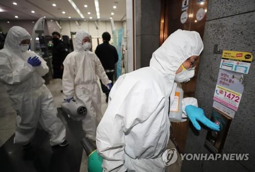 (LEAD) Public servant at Sejong gov't complex infected with coronavirus