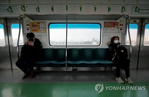(LEAD) Public transportation use in Seoul sinks amid virus angst