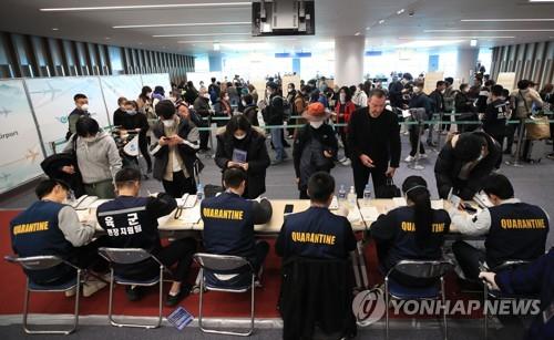 Passengers arriving from Paris undergo special entry procedures at Incheon International Airport, west of Seoul, on March 16, 2020. South Korea expanded its enhanced screening and checks to include those arriving from Italy, France, Germany, Spain, Britain and the Netherlands on the day to stem imported cases of the new coronavirus. (Yonhap)