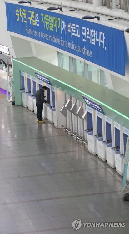 The area by the ticket machines at Seoul Station is almost deserted on March 19, 2020, as the number of passengers using railway, road and air services has fallen sharply amid the spread of the new coronavirus. (Yonhap)