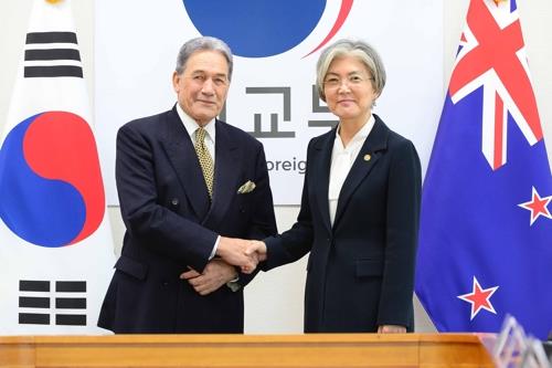 Foreign Minister Kang Kyung-wha (R) shakes hands with her New Zealand counterpart, Winston Peters, ahead of their meeting in Seoul on Oct. 29, 2019. (Yonhap) 