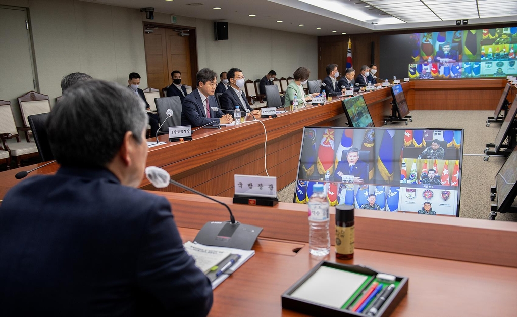 Defense Minister Jeong Kyeog-doo (L) presides over a meeting of top commanders to discuss measures to prevent civilian intrusions into military bases in Seoul on April 17, 2020, in this photo provided by his office. (PHOTO NOT FOR SALE) (Yonhap)