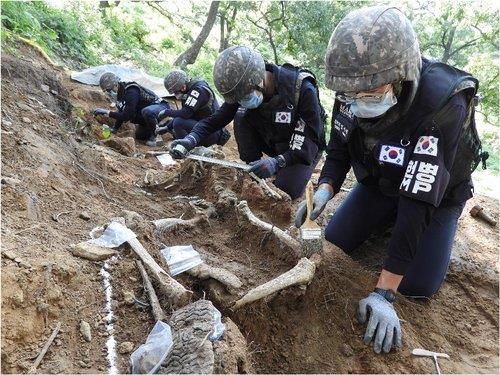 Soldiers excavate the remains of war dead at Arrowhead Ridge, a site of fierce battles during the 1950-53 Korean War, inside the Demilitarized Zone (DMZ) in the border county of Cheorwon, in this photo provided by the defense ministry on April 19, 2020. (PHOTO NOT FOR SALE) (Yonhap)