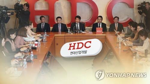 In this file photo, Chung Mong-gye (C), chairman of HDC Hyundai Development Co., holds a press conference in Seoul in November 2019 after the company was picked as the preferred bidder for Asiana Airlines Inc. (Yonhap)