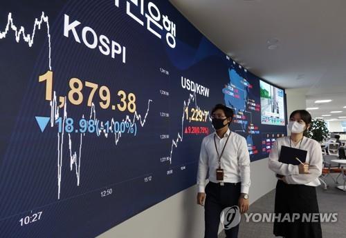 Currency dealers wearing masks view an electronic board in the trading room of KB Kookmin Bank in Seoul on April 21, 2020. The benchmark Korea Composite Stock Price Index fell 18.98 points, or 1 percent, to close at 1,879.38. (Yonhap)