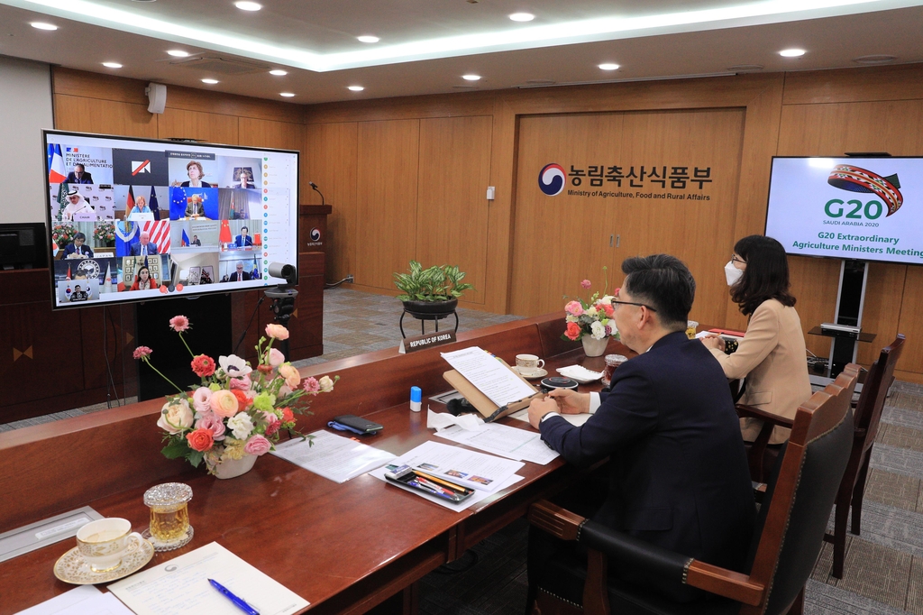 Agricultural Minister Kim Hyeon-soo participates in the virtual G-20 Extraordinary Agriculture Ministers Meeting at the Sejong Government Complex in central South Korea on April 21, 2020, in this photo released by the ministry on April 22. (Yonhap)