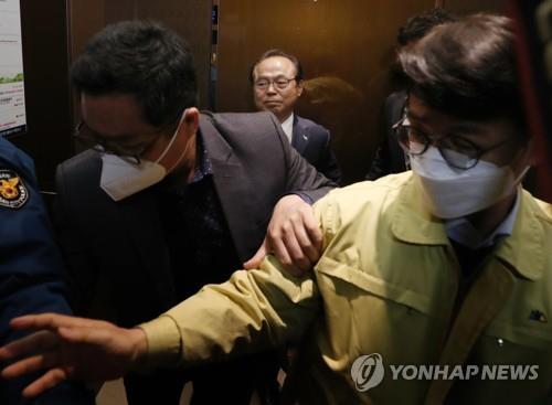 Former Busan Mayor Oh Keo-don stands in an elevator after announcing his resignation on April 23, 2020. (Yonhap)