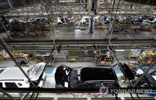 This file photo shows the car assembly line at Renault Samsung's Busan plant, 453 kilometers southeast of Seoul. (Yonhap)