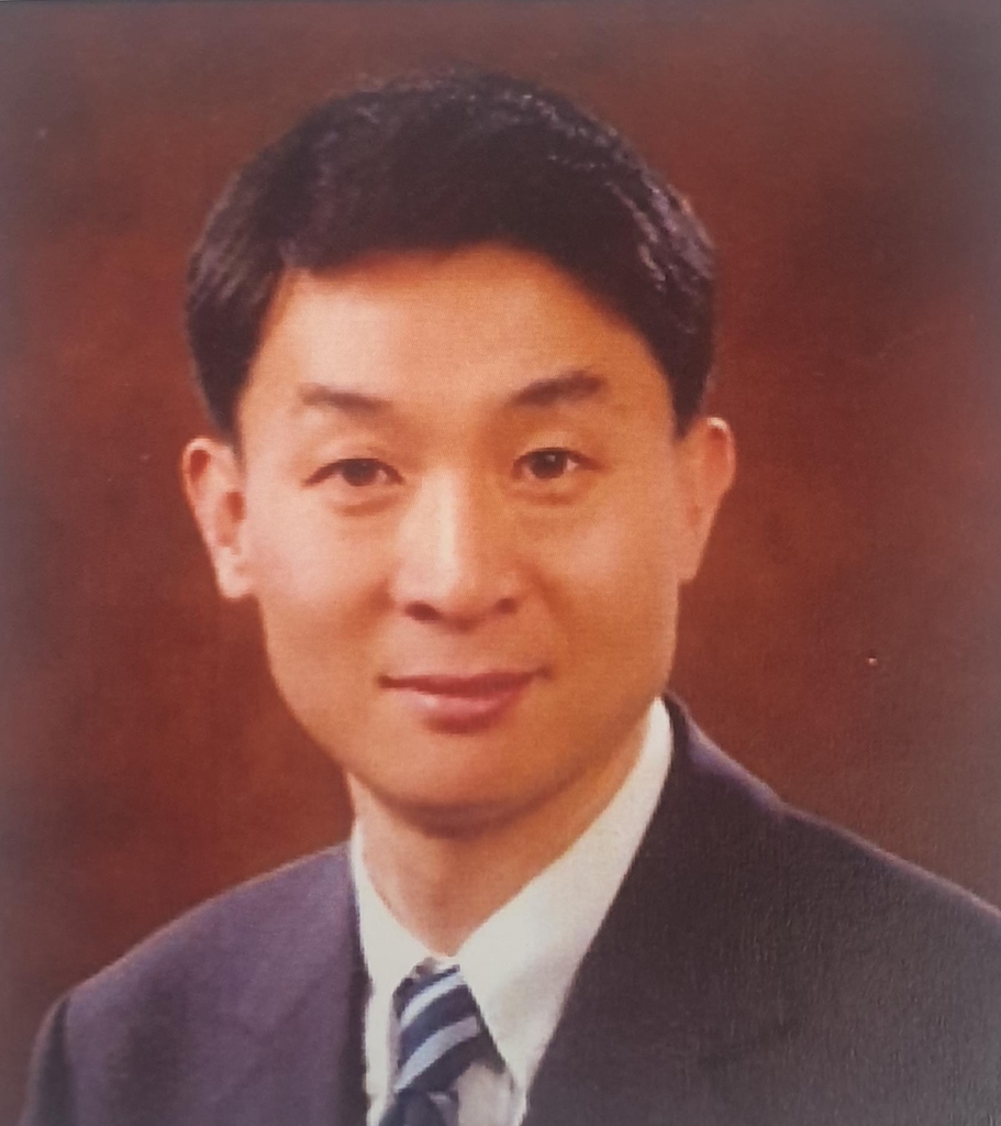 This photo provided by Cheong Wa Dae shows Lee Eog-weon, named as President Moon Jae-in's secretary for economic policy. (PHOTO NOT FOR SALE) (Yonhap)