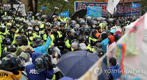 This file photo taken April 23, 2018, shows policemen dispersing residents and activists protesting the installation of a U.S. missile defense shield in a village in Seongju, about 300 kilometers southeast of Seoul. (Yonhap)