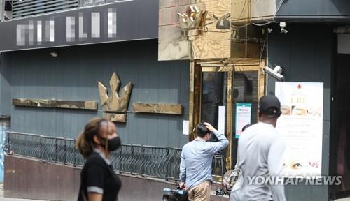 People pass by a club in the multicultural district of Itaewon in Seoul on May 7, 2020. The club was shut down after some of its visitors tested positive for the coronavirus recently. (Yonhap) 
