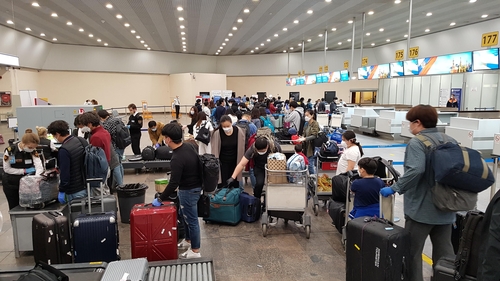 This photo provided by the Korean Embassy in Russia shows Korean nationals preparing to board a chartered flight to South Korea on May 17, 2020, at Moscow's Sheremetyevo International Airport. (PHOTO NOT FOR SALE) (Yonhap)
