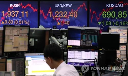 A dealer watches monitors at Hana Bank in central Seoul on May 18, 2020. (Yonhap)