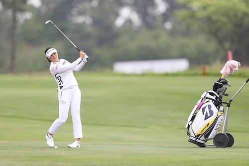 This photo, provided by Hyundai Card on May 24, 2020, shows South Korean LPGA player Ko Jin-young in action in a charity skins game at the Ocean Course at Sky 72 Golf & Resort in Incheon, 40 kilometers west of Seoul. (PHOTO NOT FOR SALE) (Yonhap)