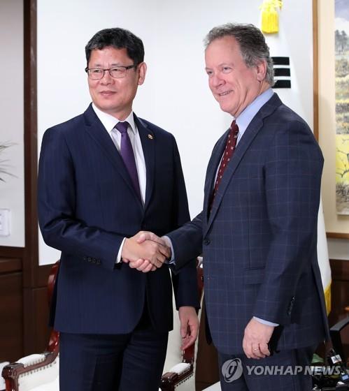 Unification Minister Kim Yeon-chul (L) shakes hands with World Food Programme Executive Director David Beasley ahead of their meeting in Seoul on May 13, 2019. (Yonhap)