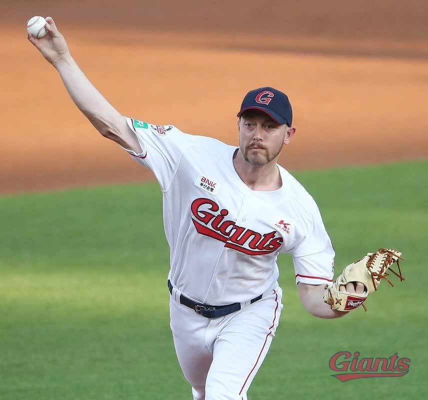 American pitcher dedicates 1st KBO win to late father