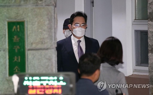 Samsung Electronics Vice Chairman Lee Jae-yong leaves the Seoul Detention Center in Uiwang, south of Seoul, on June 9, 2020, after a court denied the issuance of an arrest warrant. (Yonhap)